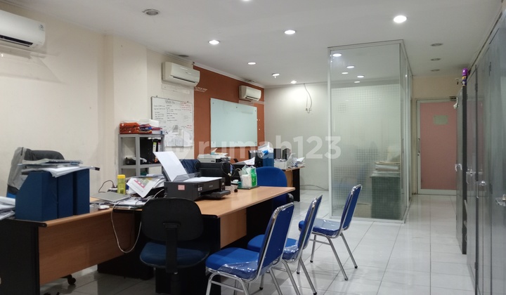 3.5-story boulevard shop house in Green Garden, Panjang Street, West Jakarta. 3.5-story boulevard shop house in Green Garden, Panjang Street, West Jakarta.