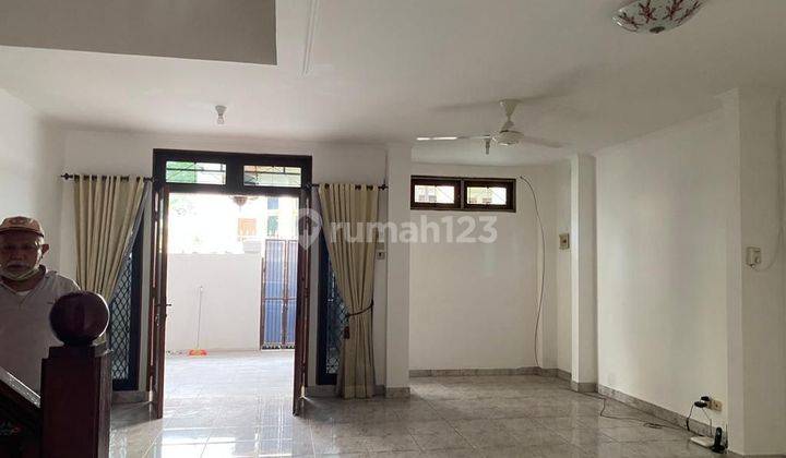 Rumah asri dua lantai dengan 5 kamar tidur hendak dijual segera 1