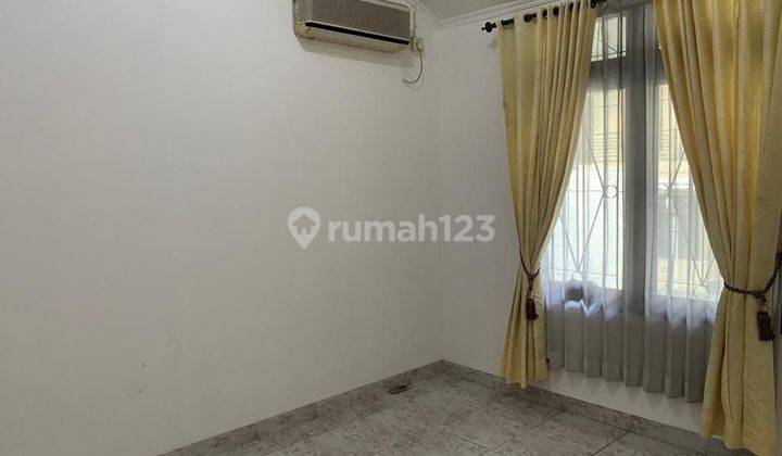 Rumah asri dua lantai dengan 5 kamar tidur hendak dijual segera 2