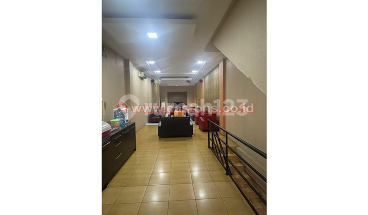 Dijual Ruko, 3 Lantai di Taman Surya Lokasi Strategis Cocok untuk Usaha