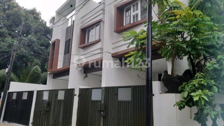 Jual Cepat Rumah Baru Cantik di Tanjung Duren Ada 3 Unit SHM Bangunan 2026 Sebelah Taman Kondisi Unfurnished Hubungi Kami untuk Nego & Deal!!!