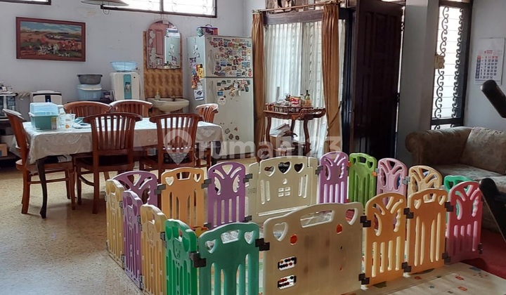 For Sale: Asri Elite Kemanggisan Ilir House, Very Comfortable Location, Semi-Furnished. Has Backyard Garden. Carport for 2, Flood-Free SHM. Contact Us for Negotiation Until Deal!!! 2