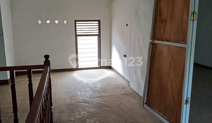 ruang keluarga rumah gandeng 2 lantai ciledug