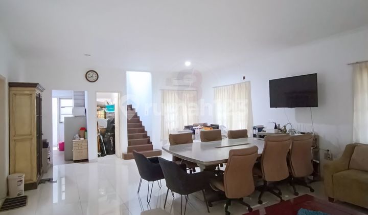 Rumah Murah Hoek Dalam Komplek Dekat Jakarta Selatan