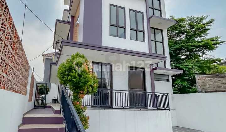 Rumah untuk Usaha Baru 3 Lantai Dekat Pintu Toll Meruya