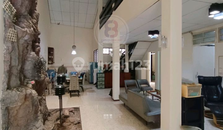 Old House Cheap Strategic Location in Pejompongan Central Jakarta 2