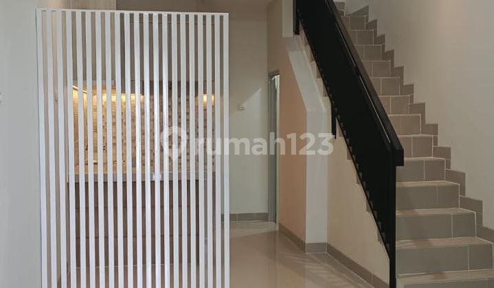 Rky, Dijual Rumah 2 Lantai di Cendana, Cipondoh 2