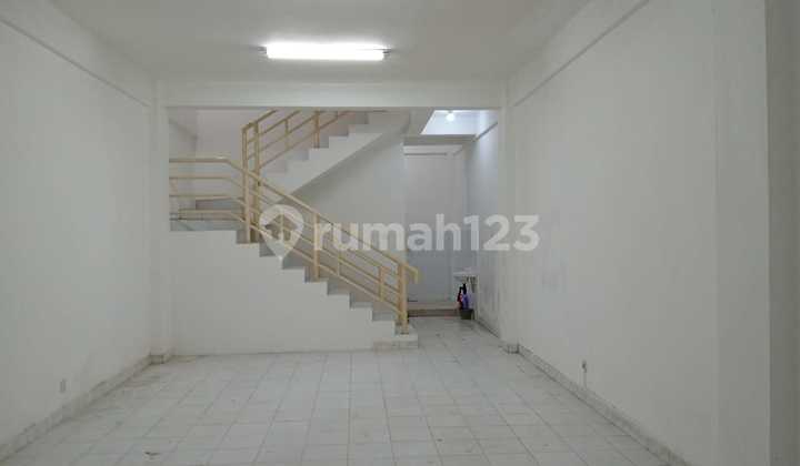 For Rent 1 Unit Shop House in Permata Regency, West Jakarta. 3½ Floors. Land Size 4.5x17. Very Suitable for Office. 2