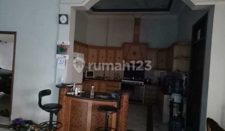 rumah di  jl. DI Panjaitan Pontianak Selatan ' Kalimantan. Barat. LT 350m2,  LB 400m2.    2 1/2 lantai 2