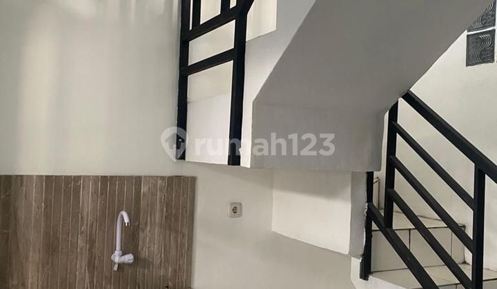 Cocok Untuk Para Investor..dijual Rumah Kos Di Daerah Sunrise Garden ,kedoya Jakarta Barat. Lt 75m2. 10 Kt. 11 Km. 2 Lantai 2