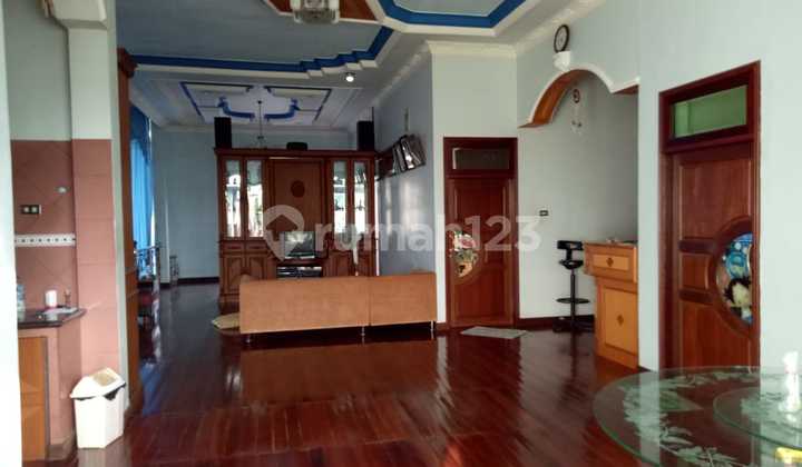 rumah di  jl. DI Panjaitan Pontianak Selatan ' Kalimantan. Barat. LT 350m2,  LB 400m2.    2 1/2 lantai