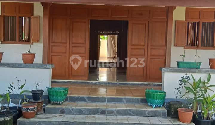 Joglo House Near Ums Campus and Airport 2