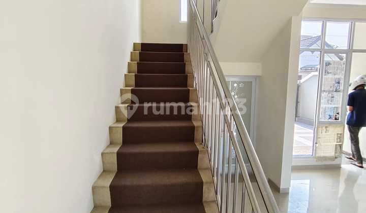 Rumah Mewah Minimalis Halaman Luas Colomadu 2