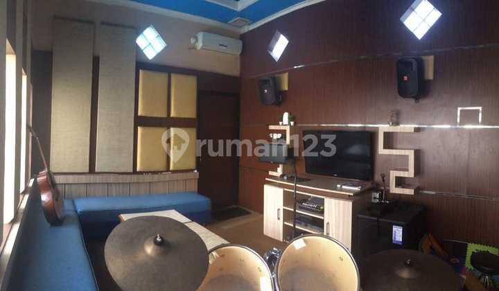 Luxury House with Swimming Pool Near Ums Campus 2