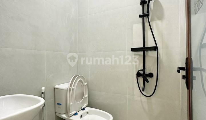 American Classic 2-Story House in Kalisari Pasar Rebo - One Gate System, Flood-Free, Ready to Occupy 2