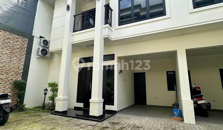 Rumah American Classic 2 Lantai di Kalisari Pasar Rebo - One Gate System, Bebas Banjir, Siap Huni