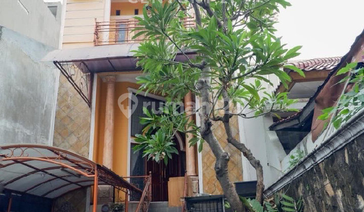 A 2.5-story house suitable for business in Sumur Batu. 2