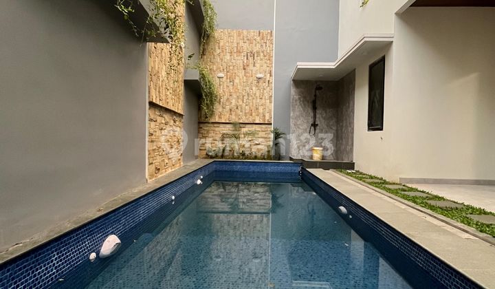 Rumah Dijual Baru Ada Kolam Renang Bagus Siap Huni di Kebayoran Baru Jakarta Selatan