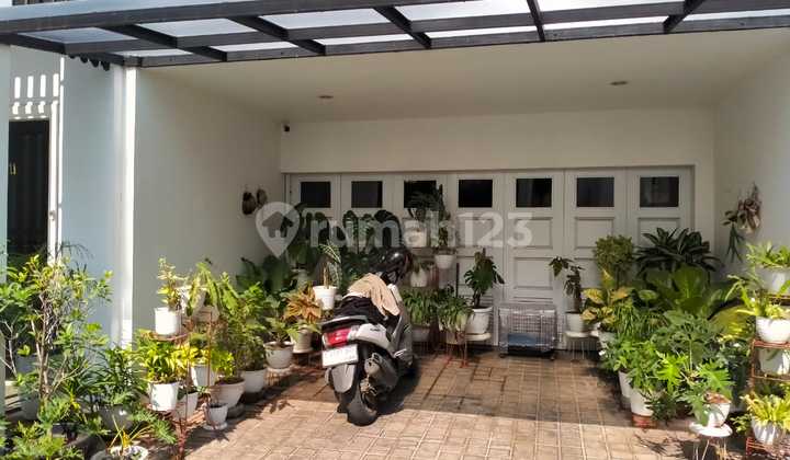 Rumah Dijual dengan Kolam Renang dan Private Lift di Madja Residence Joglo Kembangan Jakarta Barat
