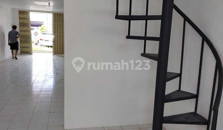 Shop House in Front of the District Office, Tiga Raksa 2