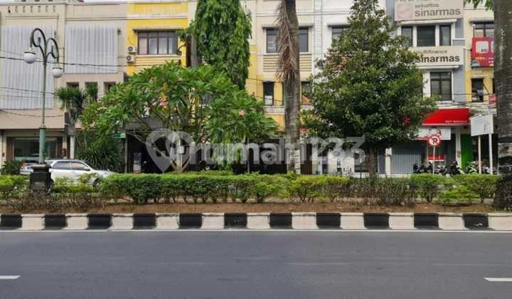 3-Story Shophouse Ready to Occupied, Strategic Location in Solo Baru Area 260M2