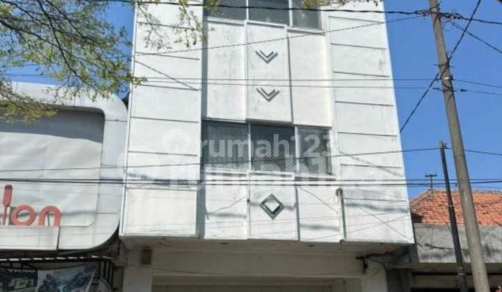 Strategic 3.5-Storey Shop House Location Serengan, Solo Area 136M2