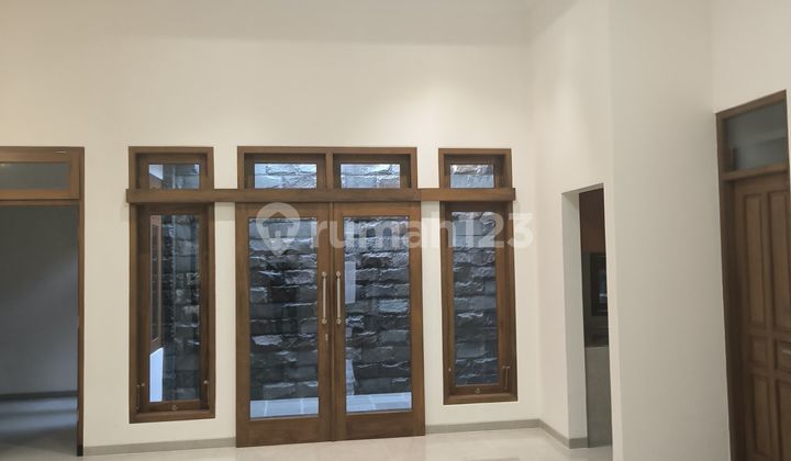 Rumah Mewah Strategis Banjarsari,Solo Luas 260M2 Bu!!