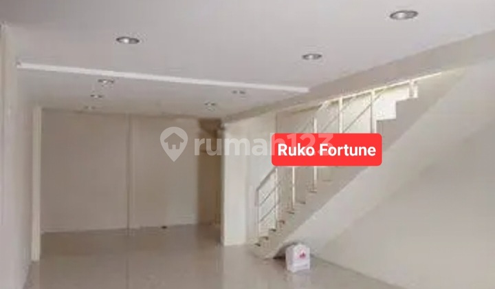 Fortune Graha Raya Shop House - 2 Floors Corner Unit - Ready for Business - Newly Renovated Good Building - Direct On The Street Parking 2