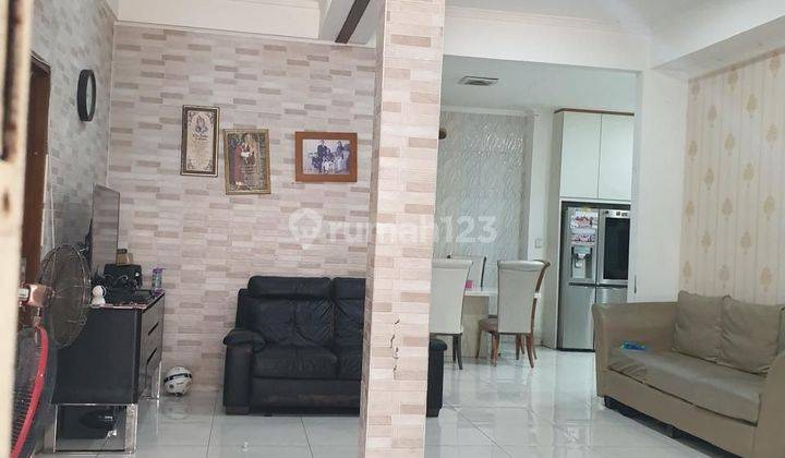 Rumah 2lt Hoek Di Serenade Lake Gading Serpong - Carport Luas 2