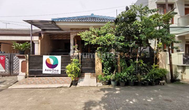 Dijual Rumah Asri Letak Depan Taman di Perumahan Taman Galaxy, 1