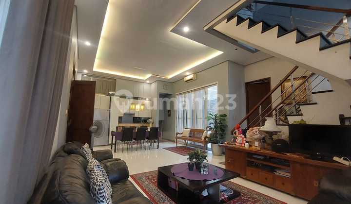 Rumah Hook di Kemang Pratama Rumah mewah 3 lantai Rumah Hook di Kemang Pratama Rumah mewah 3 lantai