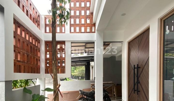 Beautiful House Ready to Live In, Exclusive Environment, in Bintaro Jaya, 24-Hour Security, Flood-Free