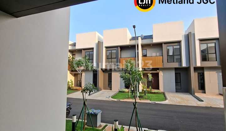 Rumah 2 Lantai Dalam Cluster Regia, Summarecon Crown Gading. 2