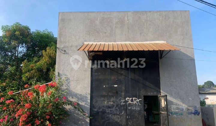 Gudang Luas 208 di pulogebang jakarta timur dilewati container