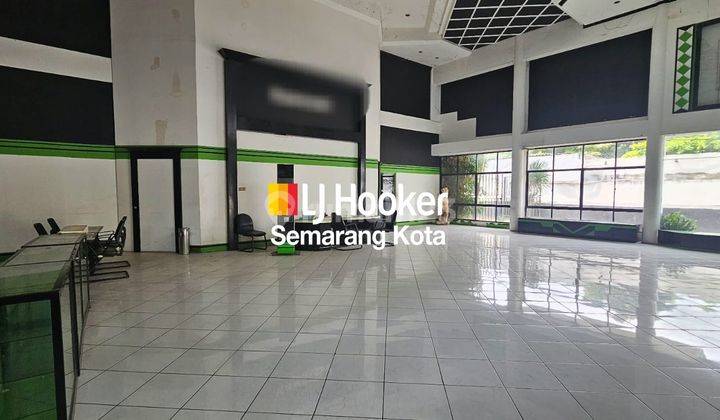 Bangunan cocok untuk kantor atau showroom di Jalan Jendral Sudirman 2