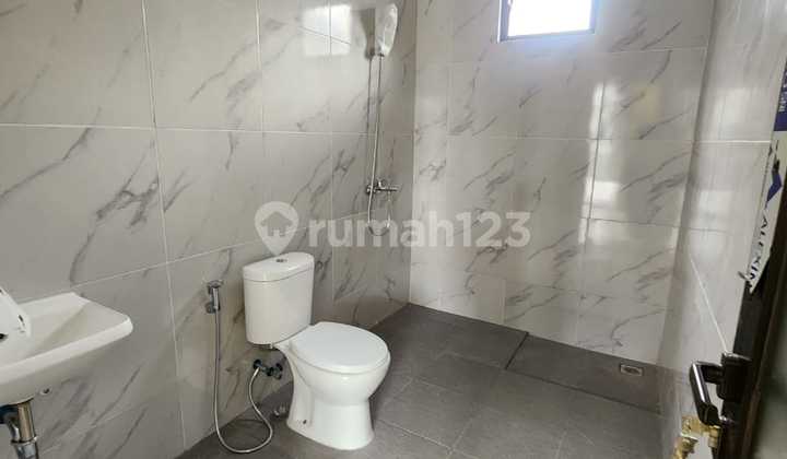 Dijual Rumah Bagus, View Danau, Lingkungan Asri, di Serenade Lake Gading Serpong 2