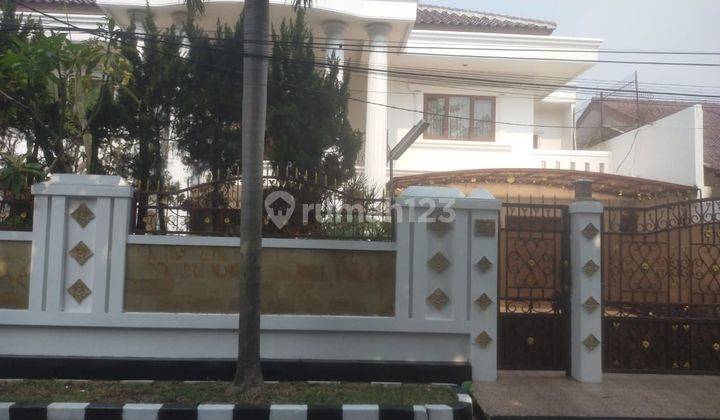 tampak depan rumah mewah dijual di perumahan