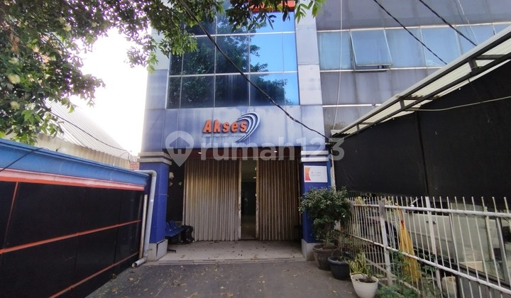 Strategic Rawamangun 4-Story Shophouse by the Roadside, East Jakarta Strategic Rawamangun 4-Story Shophouse by the Roadside, East Jakarta