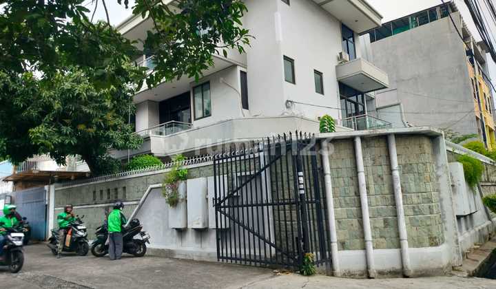 For Quick Sale: 3-Story Hook House in Taman Sari XI, West Jakarta 2