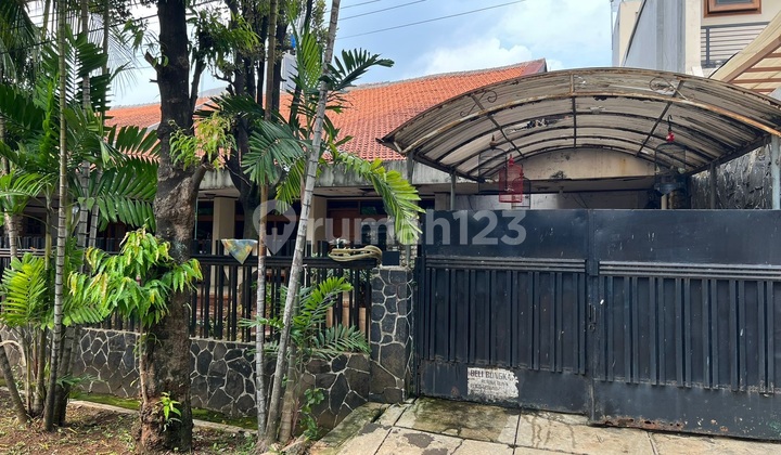 FOR SALE HOUSE ON HANG LEKIU STREET, KEBAYORAN BARU, SOUTH JAKARTA