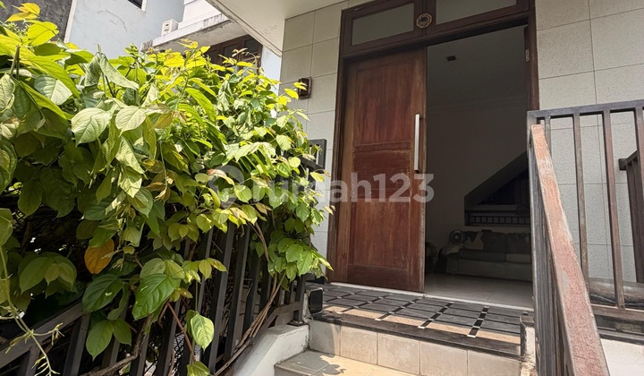 "Rumah Mewah 3 Lantai di Tulodong - Lokasi Premium Kebayoran Baru