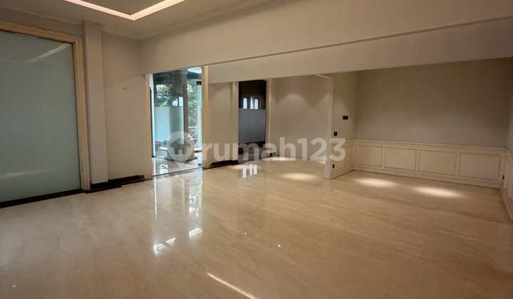 Disewakan Gedung Komersial Premium 3 Lantai di Kebayoran Baru - Lift & Parkir Luas