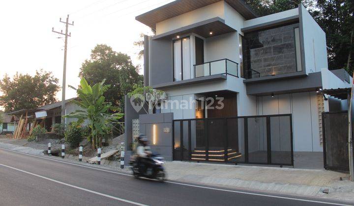 Rumah Premium Full Furnished Pinggir Aspal Utama 2 Lantai Baru 1