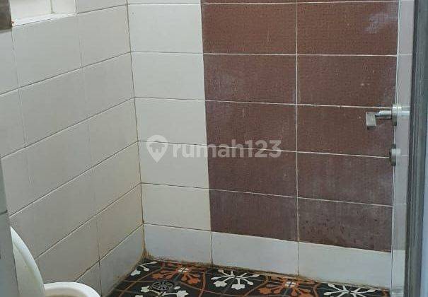 Rumah siap huni 2 lantai semi furnished bebas banjir. Bintara 2