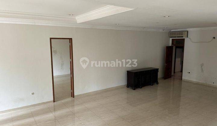 Rumah Kuningan Patra dijual strategis kolam renang 2