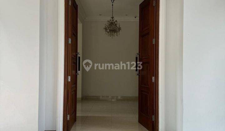 Rumah Kuningan Patra dijual strategis kolam renang 1