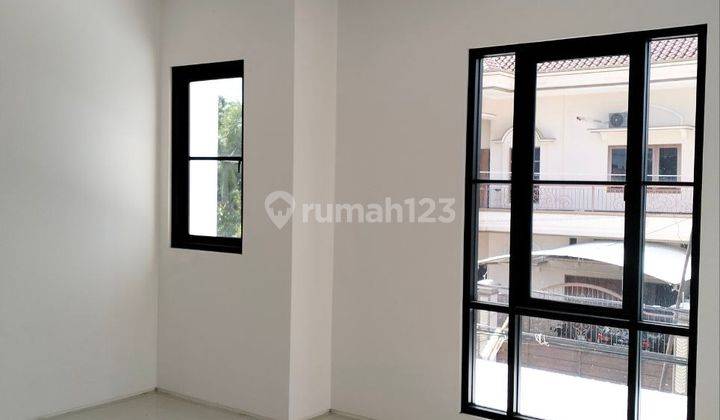 Dijual Cepat Rumah Baru Gress 3 Lantai Pondok Tjandra Indah 2