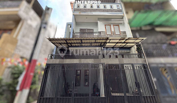 Rumah 3 Lantai Dijual di Tanjung Duren Hadap Timur - LT 66M2