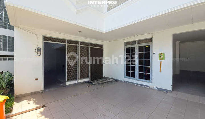 Rumah 2,5 Lantai Taman Ratu Semi Furnished Hadap Selatan 257M2 2