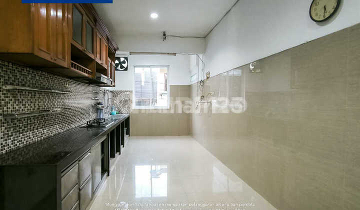 Rumah Dijual 2,5 Lantai Siap Huni SHM - LT 180m2  2